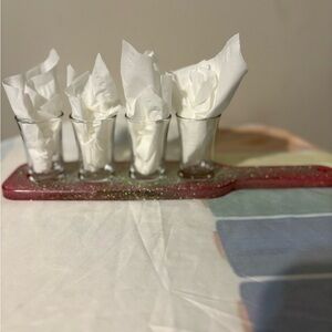 Set of 4 Glass Shot Glasses with pink Glitter Tray